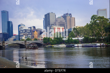Melbourne Victoria Australien Skyline von der Yarra River Skyline der Stadt Melbourne in Richtung Princes Bridge Stockfoto
