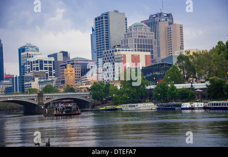 Melbourne Victoria Australien-Szene der Stadt von der Yarra River Skyline der Stadt Melbourne in Richtung Princes Bridge Stockfoto