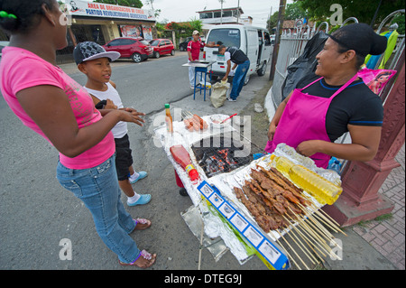 Straßenhändler verkaufen Essen in Penonome, Panama Stockfoto