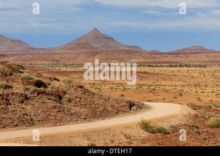 Sandy Straße Kurven Rand der Sanddüne im namibischen Landschaft Anzeigen von hohen Dünen der Wüste. Stockfoto