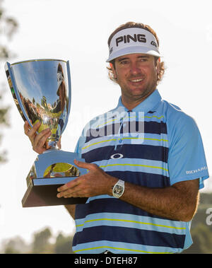 Los Angeles. 16. Februar 2014. Bubba Watson feiert mit seiner Trophäe bei der Verleihung der PGA Tour Northern Trust Open Golfturnier im Riviera Country Club in Los Angeles, 16. Februar 2014. Watson gewann den Titel der Veranstaltung. Bildnachweis: Zhao Hanrong/Xinhua/Alamy Live-Nachrichten Stockfoto