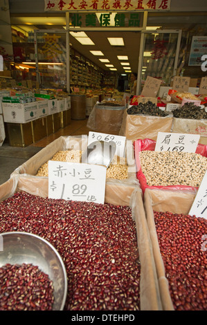 Stände mit Lebensmitteln außerhalb ein Lebensmittelgeschäft in Chinatown, Toronto Stockfoto