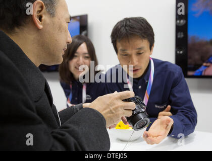 Yokohama, Japan. 17. Februar 2014. Ein Foto, aufgenommen am 14. Februar 2014 zeigt einen Besucher im Gespräch mit Sony-Mitarbeiter über die neue Sony A6000-Kamera während der 2014 Kamera und Imaging zeigen (CP). CP stellte die neueste Fotografie und Video Geräte, die über einen Zeitraum von vier Tagen vom 13.-16. Februar Tausende von Besuchern anzieht. © AFLO/Alamy Live-Nachrichten Stockfoto