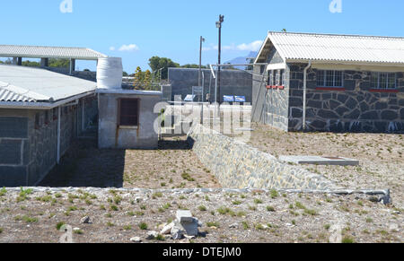 Cape Town, Südafrika. 6. Februar 2014. Teile der Robben Island Gefängnis Komplex aus Cape Town, South Africa, 6. Februar 2014. Hunderttausende Menschen besuchen jährlich die berühmten Gefängnisinsel in Afrika. Aber der Ort, wo seit fast zwei Jahrzehnten Südafrikas Nationalheld Mandela inhaftiert war, in einem schlechten Zustand. Foto: Christina Storz/Dpa/Alamy Live News Stockfoto