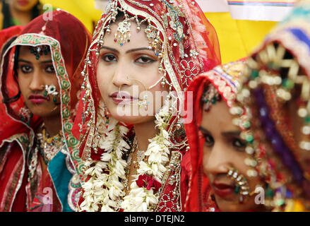 BHOPAL, Indien. 17. Februar 2014. Muslimischen Bräute teilnehmen an eine Massenhochzeit, organisiert von einer NGO in Bhopal, Indien, am 16. Februar 2014. Mehr als 45 muslimische Paare gefesselt den bräutlichen Bund fürs Leben an der Zeremonie. Bildnachweis: Xinhua/Alamy Live-Nachrichten Stockfoto