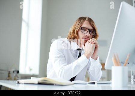 Porträt von ein gut aussehender Mann in festlich gekleidet am computer Stockfoto