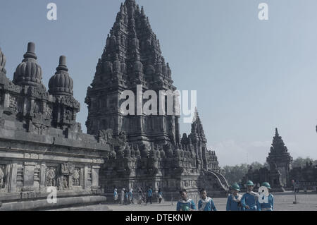 Yogyakarta, Java, Indonesien. 7. Mai 2013. Der Prambanan-Tempel in Yogyakarta, Java, Indonesien. Wichtigsten Sehenswürdigkeiten auf der indonesischen Insel Java wurden am Freitag geschlossen, wie Mount Kelud Ausbruch eine bedeutende Schneise von Zentral-Java in graue Asche bedeckt. Arbeiter bedeckt die ikonische Stupas und Statuen des Borobudur Tempels auf Friday.Closing die größte Tourismus-Standort für Besucher. Der Prambanan-Tempel und Ratu Boko Palace waren auch für den Tag geschlossen. Es war unbekannt am Freitag wenn die historischen Stätten wieder öffnen würde, sagte der Websites Tourismusunternehmen der staatlichen Nachrichtenagentur Antara. (Bild Kredit: Stockfoto