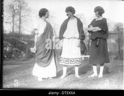 Dieses Foto zeigt eine Szene aus einem lateinischen Theaterstück aus dem Jahr 1923 am Western College, in dem die Schauspieler in ihren Kostümen und die Open-Air-Theaterproduktion gezeigt werden, die Teil des Engagements der Hochschule für Frauenbildung und kulturelle Darbietungen war. Stockfoto
