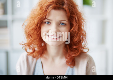 Porträt einer fröhliche rothaarige Frau Stockfoto
