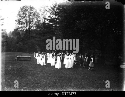 Ein Foto aus dem Jahr 1911 vom Western College's Tree Day, das die Teilnehmer einer Open-Air-Theaterproduktion einfängt. Diese Veranstaltung ist ein bemerkenswertes Beispiel für außerschulische Aktivitäten zur Förderung der Frauenbildung im frühen 20. Jahrhundert. Stockfoto