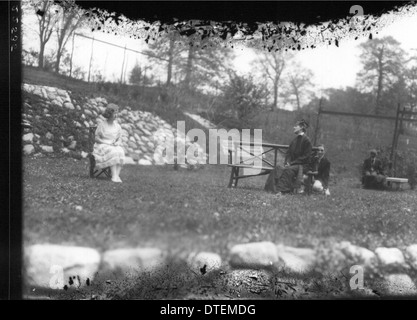 Ein Foto aus dem Jahr 1923 vom Western College's Tree Day, das Studenten zeigt, die an außerschulischen Aktivitäten und Open-Air-Theaterproduktionen beteiligt sind. Die Veranstaltung spiegelt das Engagement des Colleges für die Ausbildung von Frauen und die Teilnahme von Studenten wider. Stockfoto