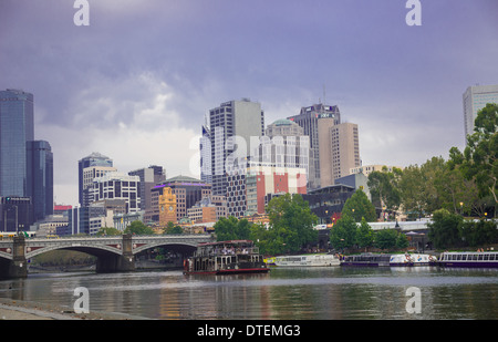 Melbourne-Skyline-Blick auf die Stadt von der Yarra River Skyline der Stadt Melbourne in Richtung Princes Bridge Stockfoto