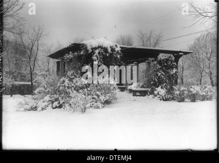 Ein Foto aus dem Jahr 1922, das eine Winterszene der Pergola des Oxford College zeigt. Das Bild fängt die Schönheit des schneebedeckten Campus-Geländes ein, während die Pergola eine malerische Winterlandschaft bietet. Stockfoto