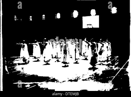 Eine Fotografie einer Frauensportausstellung im Herron Gymnasium, 1912. Das Bild zeigt Frauen, die an Gymnastik teilnehmen, und zeigt die Entwicklung von Sportlehrprogrammen an der Miami University für Frauen. Stockfoto
