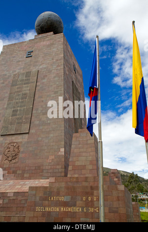 Denkmal der Markierungslinie des Äquators am La Mitad del Mundo in Quito Stockfoto