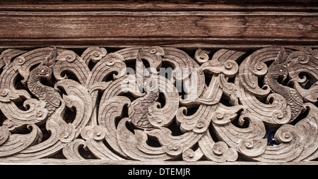 Holz schnitzen, Thai alten herrlichen Blatt und Blüte Textur Holzschnitzerei Stockfoto