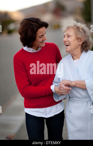 Reife Frau mit senior Mutter Stockfoto