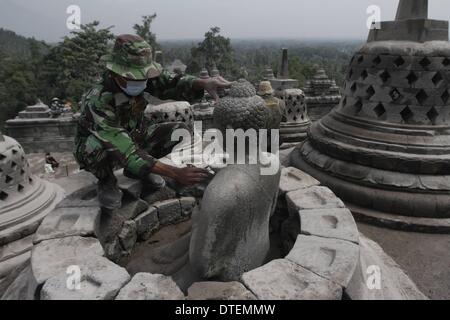 Magelang Central, Java, Indonesien. 17. Februar 2014. Indonesien-Militär Reinigung der Borobudur-Tempel aus Asche vulkanischen Eruption Kelud Vulkan am 17. Februar 2014 in Magelang, Zentraljava, Indonesien. Der Borobudur-Tempel ist die größte Buddha-Tempel in der Welt, die im 9. Jahrhundert erbaut, Borobudur mit 2.672 Relief Panel und 504 Buddhastatuen geschmückt haben. Bildnachweis: ZUMA Press, Inc./Alamy Live-Nachrichten Stockfoto