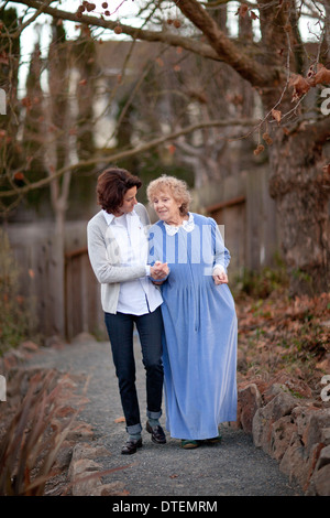 Reife Frau mit senior Mutter Stockfoto