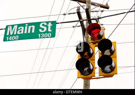 Stromleitungen und Ampel auf Main Street USA Stockfoto