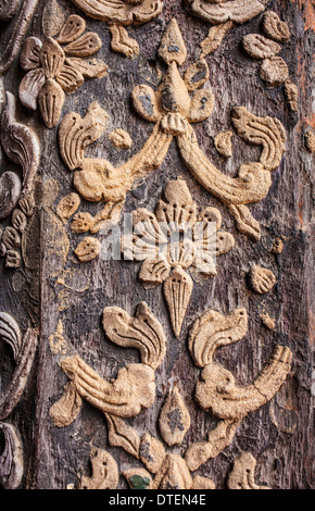 Holz schnitzen, Thai alten herrlichen Blatt und Blüte Textur Holzschnitzerei Stockfoto