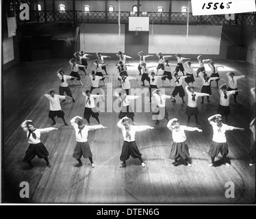 Ein Foto aus dem Jahr 1916 von einer Ausstellung für Frauen im Herron Gymnasium der Miami University. Die Veranstaltung stellte die Errungenschaften von Gymnastik und Sportunterricht vor, was die wachsende Bedeutung der Frauenerziehung und außerschulischen Aktivitäten in diesem Zeitraum widerspiegelte. Stockfoto