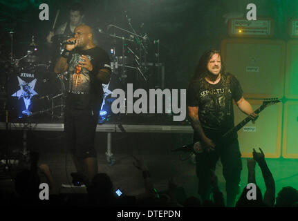 Zlin, Tschechische Republik. 16. Februar 2014. Sänger Derrick Green, links, und Gitarrist Andreas Kisser von Sepultura führen in Zlin, Tschechische Republik, 16. Februar 2014. © Zdenek Nemec/CTK Foto/Alamy Live-Nachrichten Stockfoto