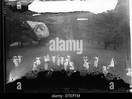 Ein Foto aus dem Jahr 1923 vom Tree Day des Western College, das Frauen hervorhebt, die an Open-Air-Theateraufführungen teilnehmen. Diese Veranstaltung zeigt die Tradition der Hochschule, die Natur und die Frauenerziehung durch gemeinsame Aktivitäten zu feiern. Stockfoto