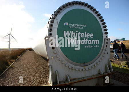 Menschen, die an Whitelee Windfarm der größte Windpark in Großbritannien bei Fenwick Moor in der Nähe von Glasgow Schottland Stockfoto