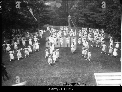 Ein Foto aus dem Jahr 1922 vom Tree Day des Western College, das Frauen zeigt, die an Open-Air-Aktivitäten teilnehmen, einschließlich Tanz um Maypoles. Diese Veranstaltung unterstreicht das Engagement der Hochschule für Bildung und außerschulisches Engagement. Stockfoto