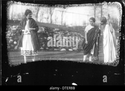 Ein Gruppenfoto aus dem lateinischen Theaterstück 1923 am Western College mit Schauspielern in Kostümen. Diese Open-Air-Theaterproduktion ist Teil der Tradition des Western College, Frauenbildung und dramatische Kunst zu feiern. Stockfoto