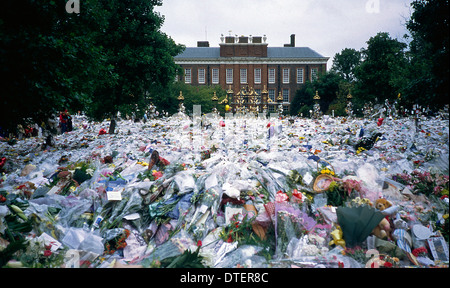 Blumen gelegt vor St James Palace London nach der Bekanntgabe des Todes von Lady Diana Spencer, Prinzessin von Wales, Stockfoto