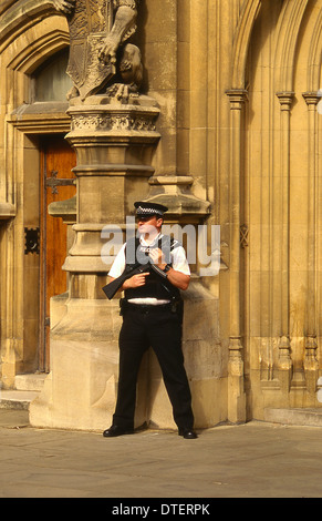 bewaffnete Polizisten außerhalb der Houses of Parliament Stockfoto