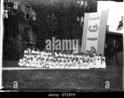 Ein Foto vom Western College's Tree Day im Jahr 1911, auf dem Studenten und Lehrkräfte sich um Banner versammelt haben. Die Veranstaltung hebt den Schwerpunkt auf Frauenbildung und Gemeindeaktivitäten am College während des frühen 20. Jahrhunderts hervor. Stockfoto