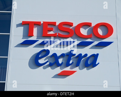 Tesco Extra Schild an Außenwand UK Stockfoto