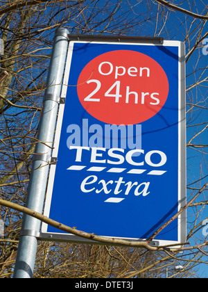 Tesco Extra öffnen 24 Stunden Zeichen UK Stockfoto