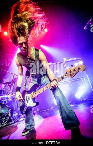 Toronto, Ontario, Kanada. 16. Februar 2014. Bass-Gitarrist DAMIEN SISSON der amerikanischen Thrash-Metal-Band führt Death Angel Sound Academy in Toronto. Bildnachweis: Igor Vidyashev/ZUMAPRESS.com/Alamy Live-Nachrichten Stockfoto