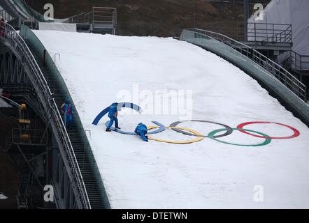 Krasnaja Poljana, Russland. 17. Februar 2014. Arbeiter bereiten die Olympischen Ringe vor der Praxis von den nordischen kombiniert individuelle Gundersen in RusSki Gorki Jumping Center an die Olympischen Spiele 2014 in Sotschi, Krasnaya Polyana, Russland, 17. Februar 2014.  Bildnachweis: Dpa picture Alliance/Alamy Live News Stockfoto