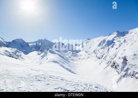 Blick auf die Alpen Ötztal in Österreich mit einem Bright Sun in den klaren blauen Himmel Stockfoto