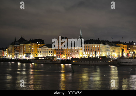 Die Altstadt von Stockholm in einer kalten Winternacht mit den Licht reflektierenden im Hafen Stockfoto