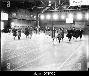 Dieses Bild aus dem Jahr 1908 zeigt eine Sportausstellung am Herron Gymnasium, in der die Teilnahme von Frauen am Gymnastik hervorgehoben wird. Es unterstreicht die Rolle des Sporterziehens in der Frauenausbildung an der Miami University während des frühen 20. Jahrhunderts. Stockfoto