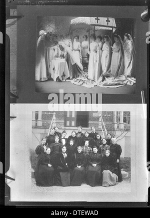 Ein zusammengesetztes Foto mit zwei Gruppen von Frauen – eine in weiß gekleidet und eine im Sitzen. Dieses Bild spiegelt die Bildung und Gruppendynamik von Frauen an der Miami University während des frühen 20. Jahrhunderts wider. Stockfoto