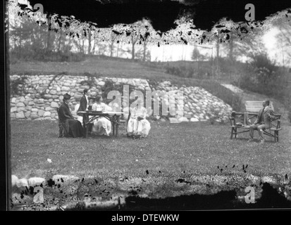 Dieses Foto vom Tree Day 1923 am Western College zeigt Studenten, die an außerschulischen Aktivitäten und Open-Air-Theaterproduktionen teilnehmen, und zeigt das Engagement der Hochschule für Outdoor-Veranstaltungen und Kunstunterricht. Stockfoto