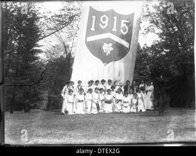 Ein Foto aus dem Jahr 1914 vom Western College's Tree Day, auf dem Banner und Gruppenporträts der Frauen gezeigt werden, die an diesem Bildungs- und Kulturereignis beteiligt sind. Stockfoto