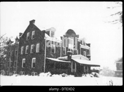 Eine Fotografie des Bruderhauses Phi Delta Theta an der Miami University im Winter von etwa 1935. Das Bild zeigt die architektonischen Merkmale des Hauses, einschließlich schneebedeckter Markisen und der Rolle der Bruderschaft im Leben auf dem Campus. Stockfoto