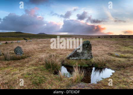 Sonnenaufgang am Steinkreis Stannon auf BodminMoor in Cornwall Stockfoto