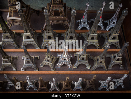 Modelle der Eiffelturm in Paris als Souvenirs verkauft Stockfoto