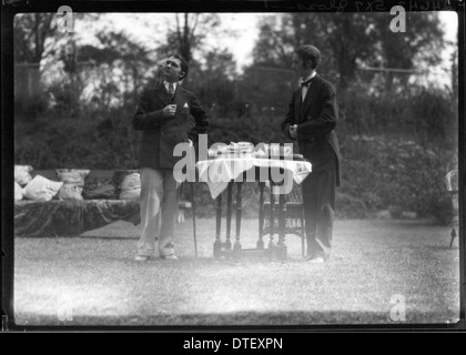 Dieses Foto aus dem Jahr 1926 vom Tree Day des Western College fängt die Teilnehmer in Kostümen ein, die sich in einer Open-Air-Theaterproduktion engagieren. Die Veranstaltung war Teil der fortwährenden Tradition des Colleges, die Natur zu feiern und die Gemeinschaft zwischen Studenten und Dozenten zu fördern. Stockfoto
