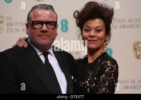 Schauspieler Ray Winstone und Helen McCrory posieren im Presseraum des 66. jährlichen British Academy Film Awards aka die EE British Academy Film Awards aka Baftas am Royal Opera House in London, Großbritannien, auf 16. Februar 2014. Foto: Hubert Boesl - kein Draht-SERVICE Stockfoto