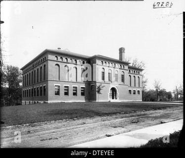 Bild des Herron Gymnasiums an der Miami University, aufgenommen 1905. Dieses historische Gebäude war ein wichtiger Bestandteil der Sport- und Bildungseinrichtungen der Universität. Das Gymnasium diente während seiner Zeit als zentraler Raum für Sportunterricht und Schüleraktivitäten. Stockfoto